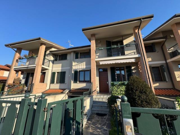 AMPIA VILLA A SCHIERA CON GIARDINO PRIVATO