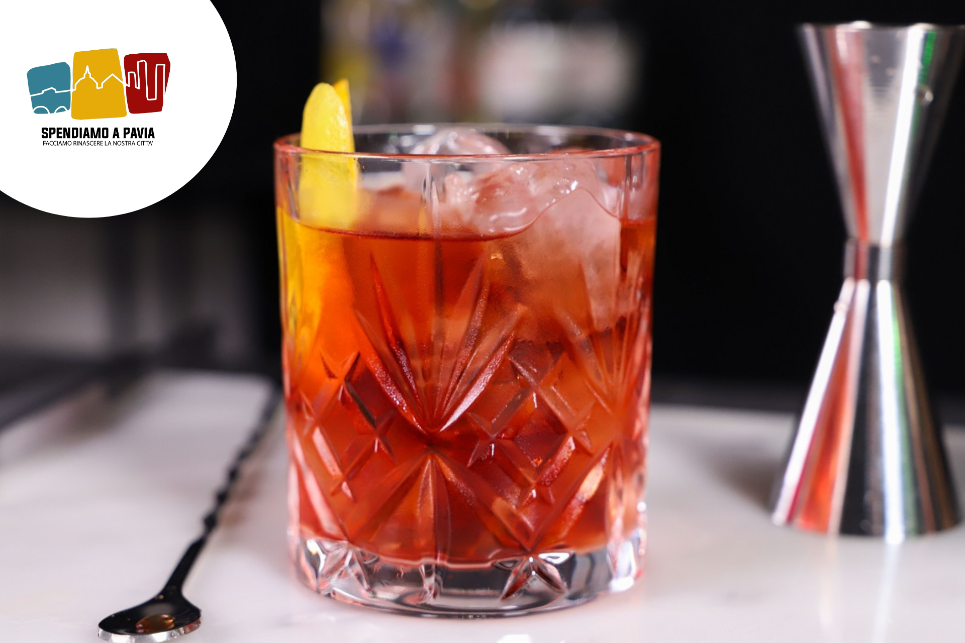 Lite sfiorata in un bar per un Negroni: cocktail frainteso come offesa razziale