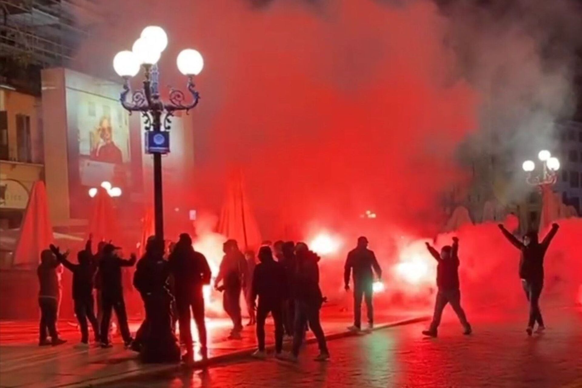 Esplosione di fuochi d’artificio in piazza: due giovani denunciati dopo la festa di compleanno