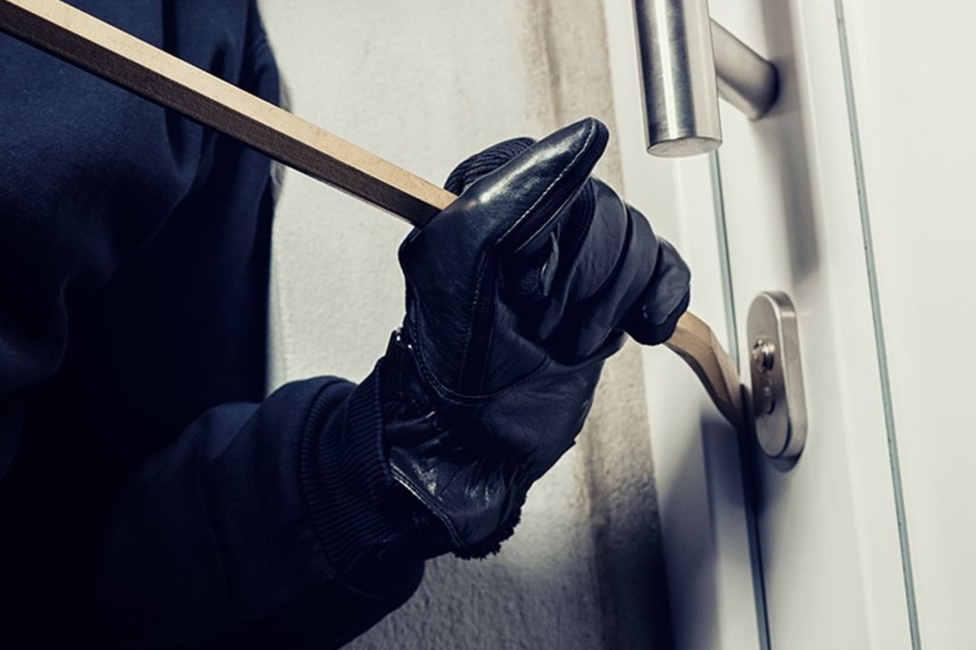 Furto alla Salumeria Gallotti di Pavia: Registratore di cassa ritrovato nel Ticino