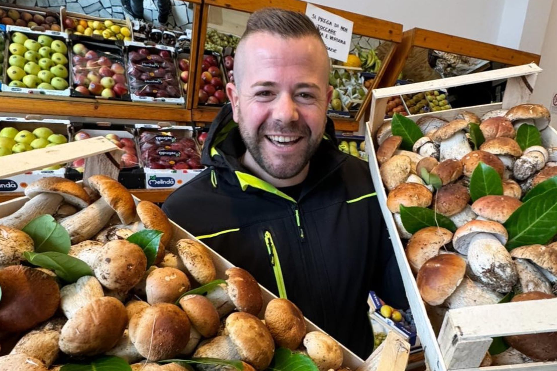 Michele, il fruttivendolo che ha trasformato “Tutti Frutti” in un brand di qualità a Pavia