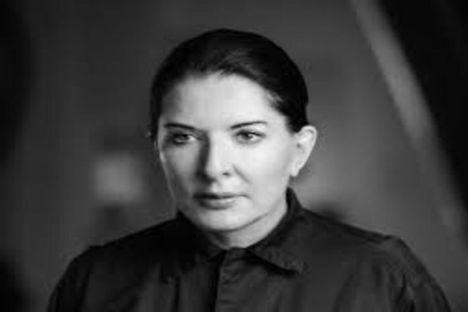 Marina Abramović in Mostra a Bergamo: Tra Arte e Immersione Cinematografica
