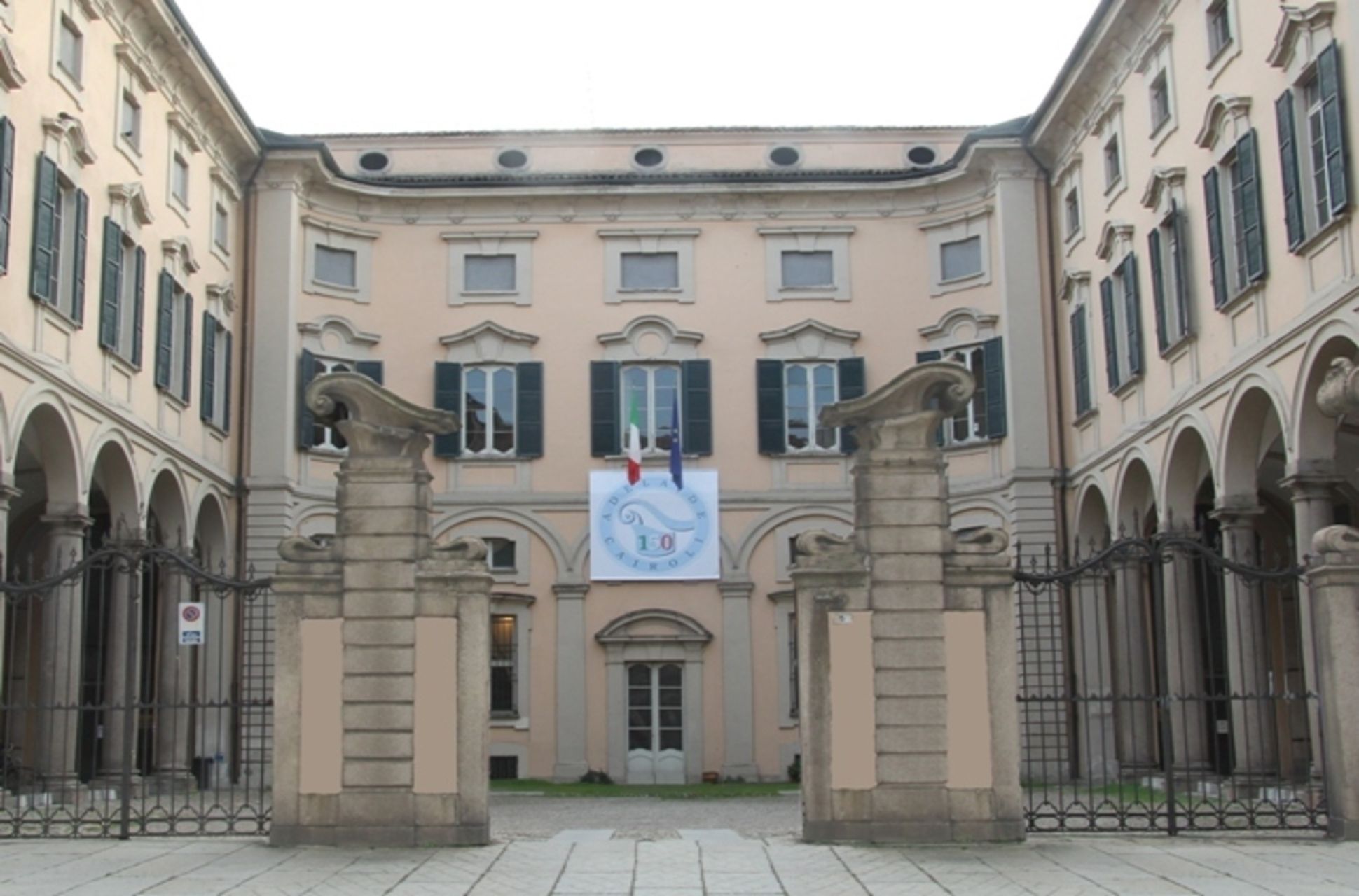 Pavia, danneggiato il portone del liceo Cairoli durante i lavori: fresati i capitelli del cancello storico