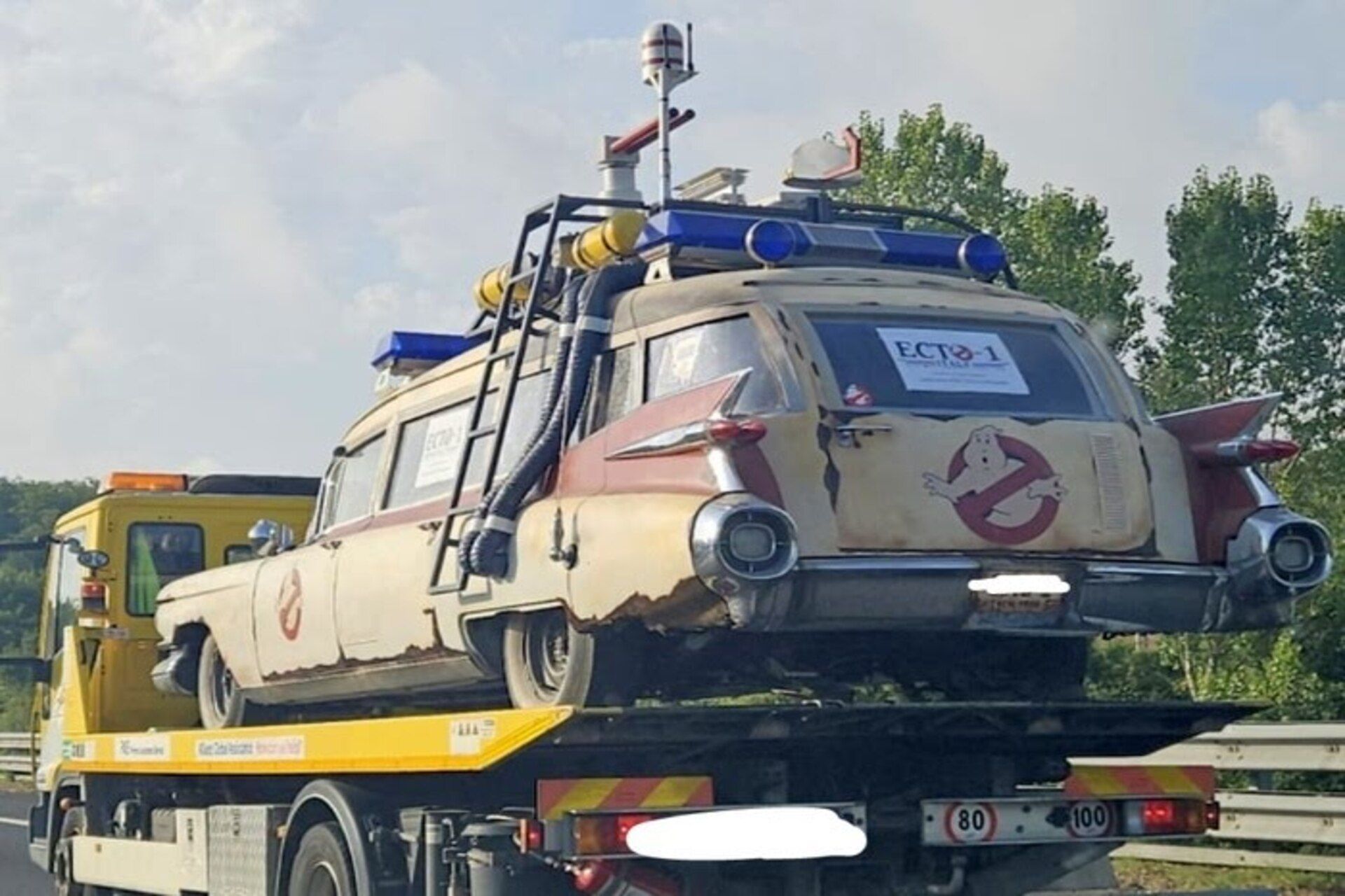 Fermato carro attrezzi con la Cadillac di "Ghostbusters": scattano multe e sequestro