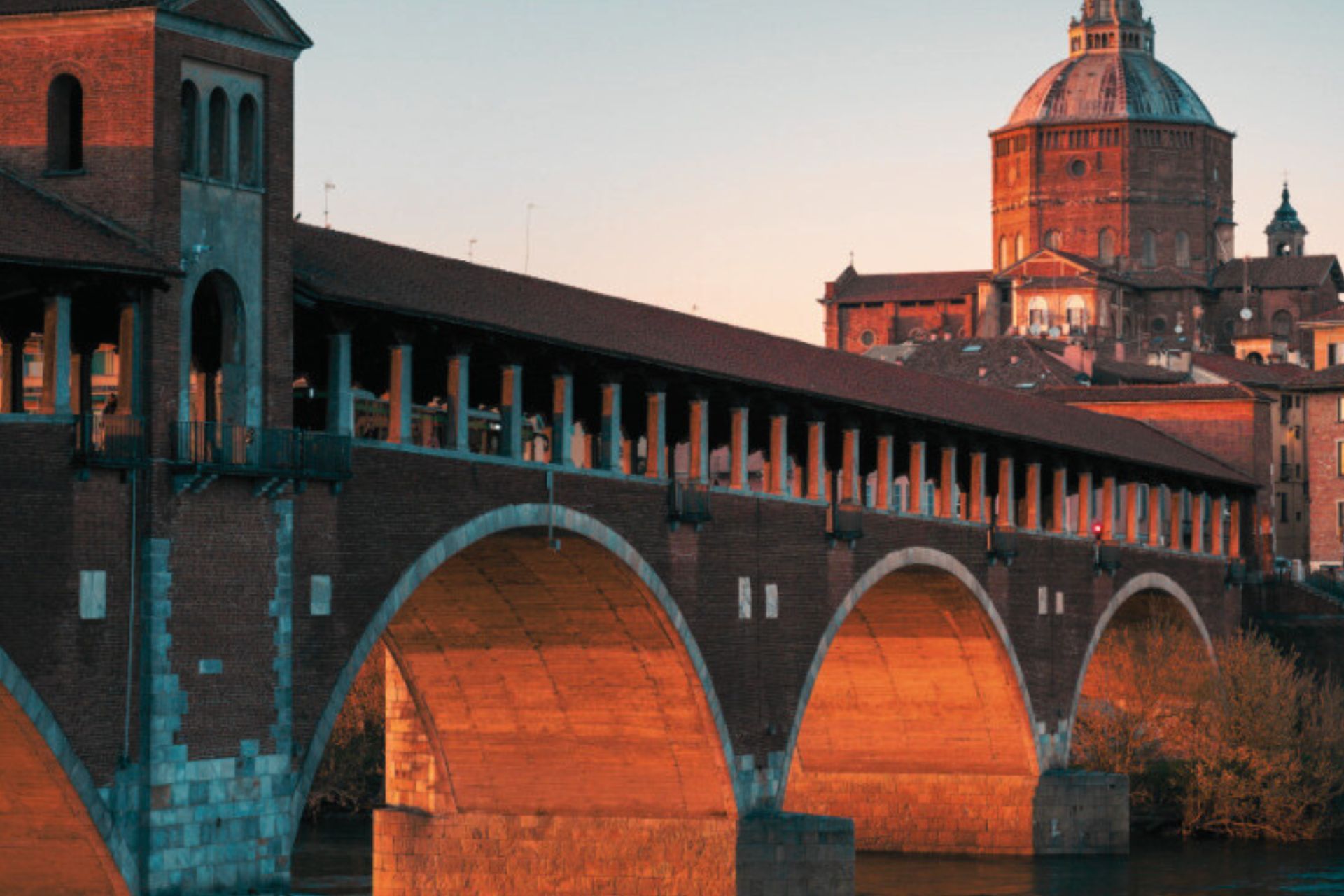 Special Video: Passeggiata in 4K nella città storica di Pavia: Ponte Coperto, Università e mercati