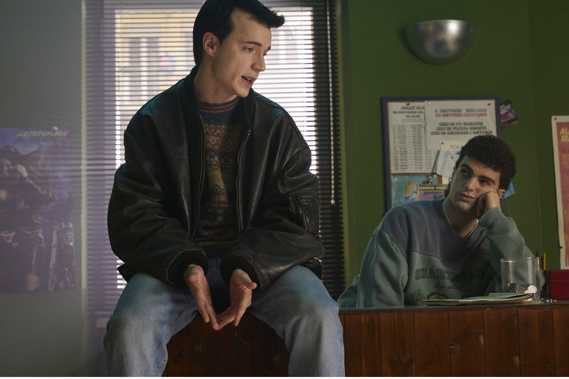 La serie sugli 883 “Hanno ucciso l’Uomo Ragno” chiude la stagione tra successo e crisi