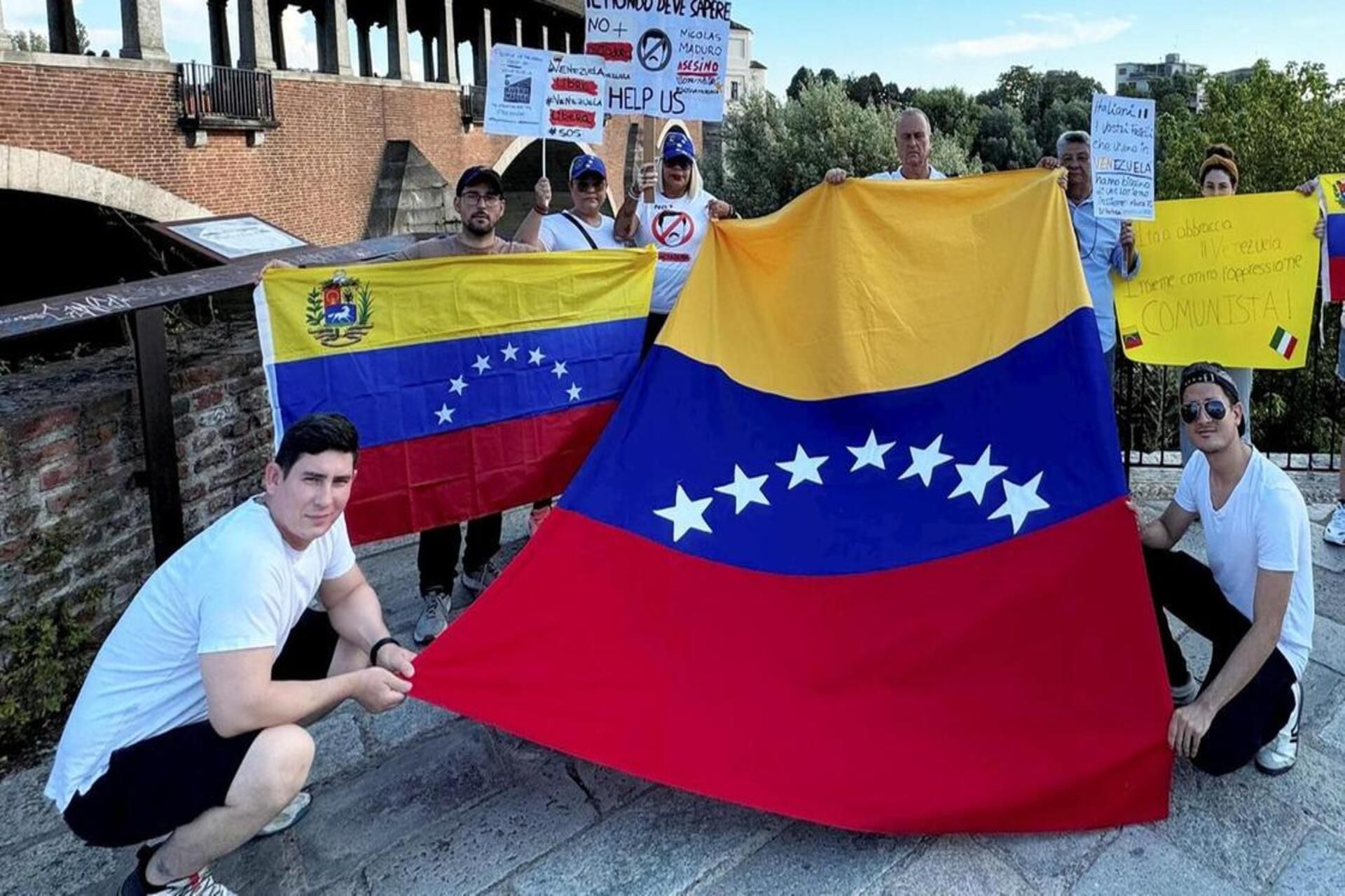 Protesta a Pavia contro Maduro: in piazza oltre cento manifestanti per la libertà in Venezuela