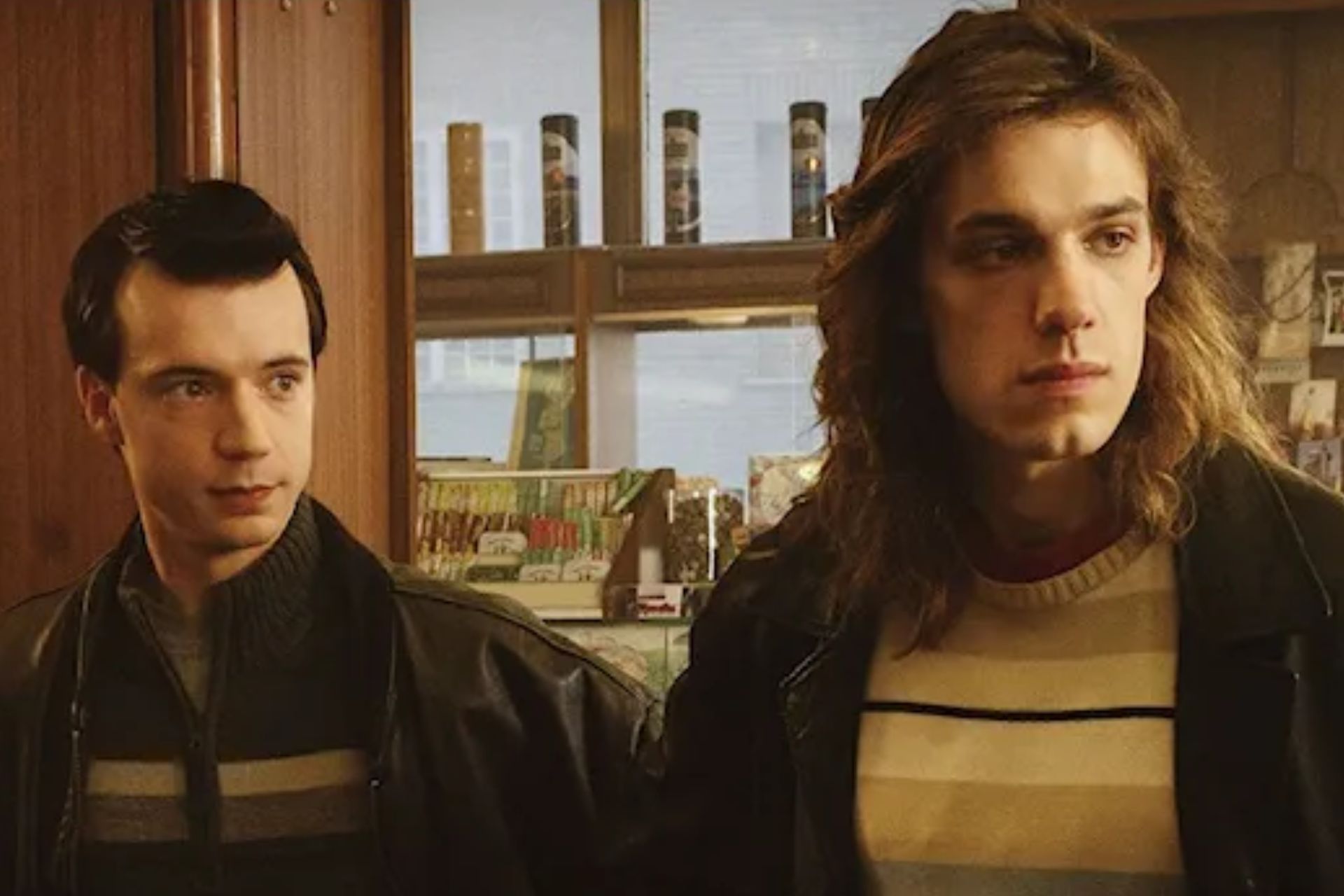 Max e Mauro, dal sogno milanese al ritorno a Pavia: la svolta creativa negli episodi 5 e 6 di "883 - Hanno ucciso l'uomo ragno"