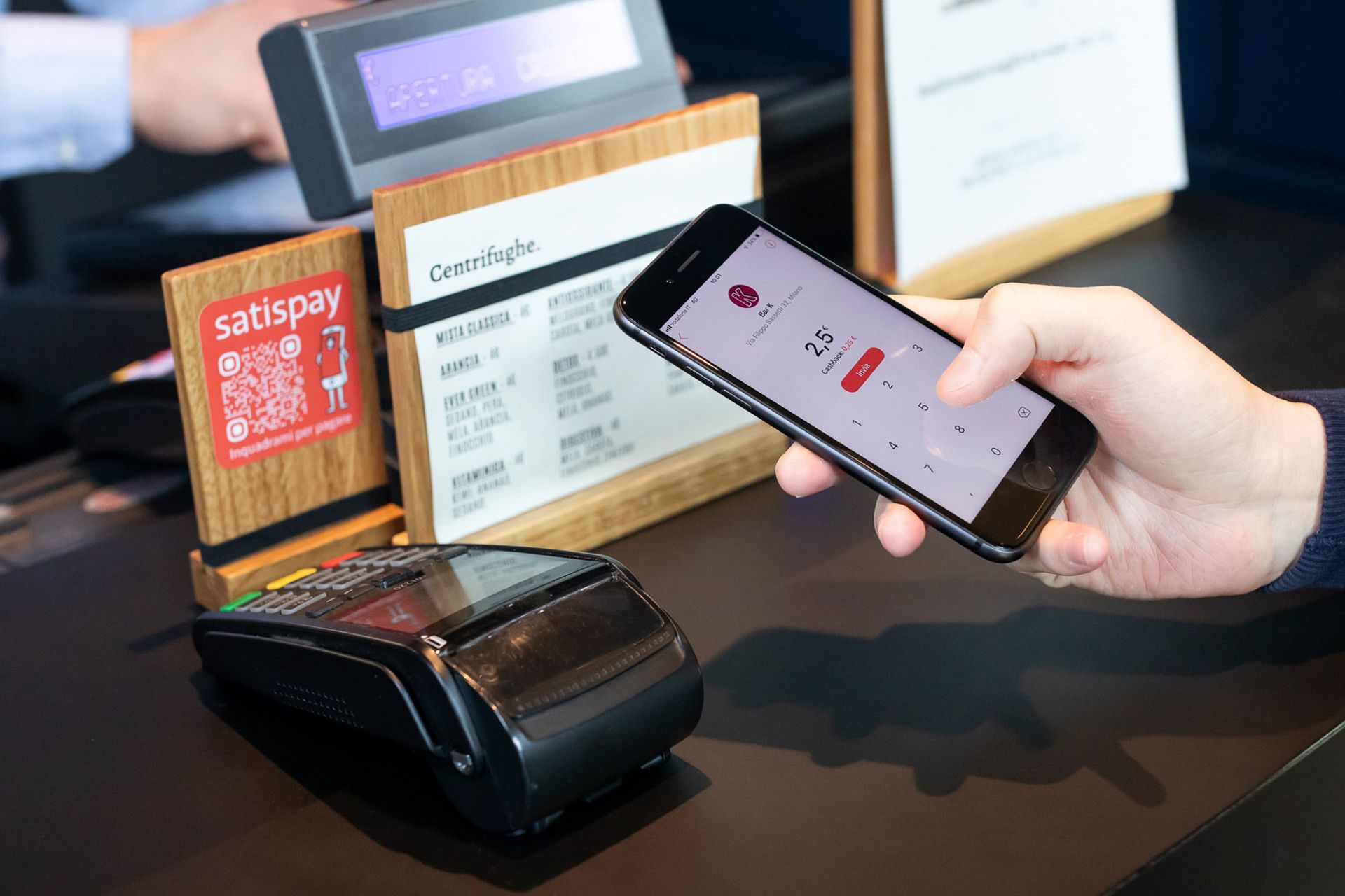 Satispay introduce una commissione dell'1% sui pagamenti sotto i 10 euro: la novità che riguarda gli esercenti