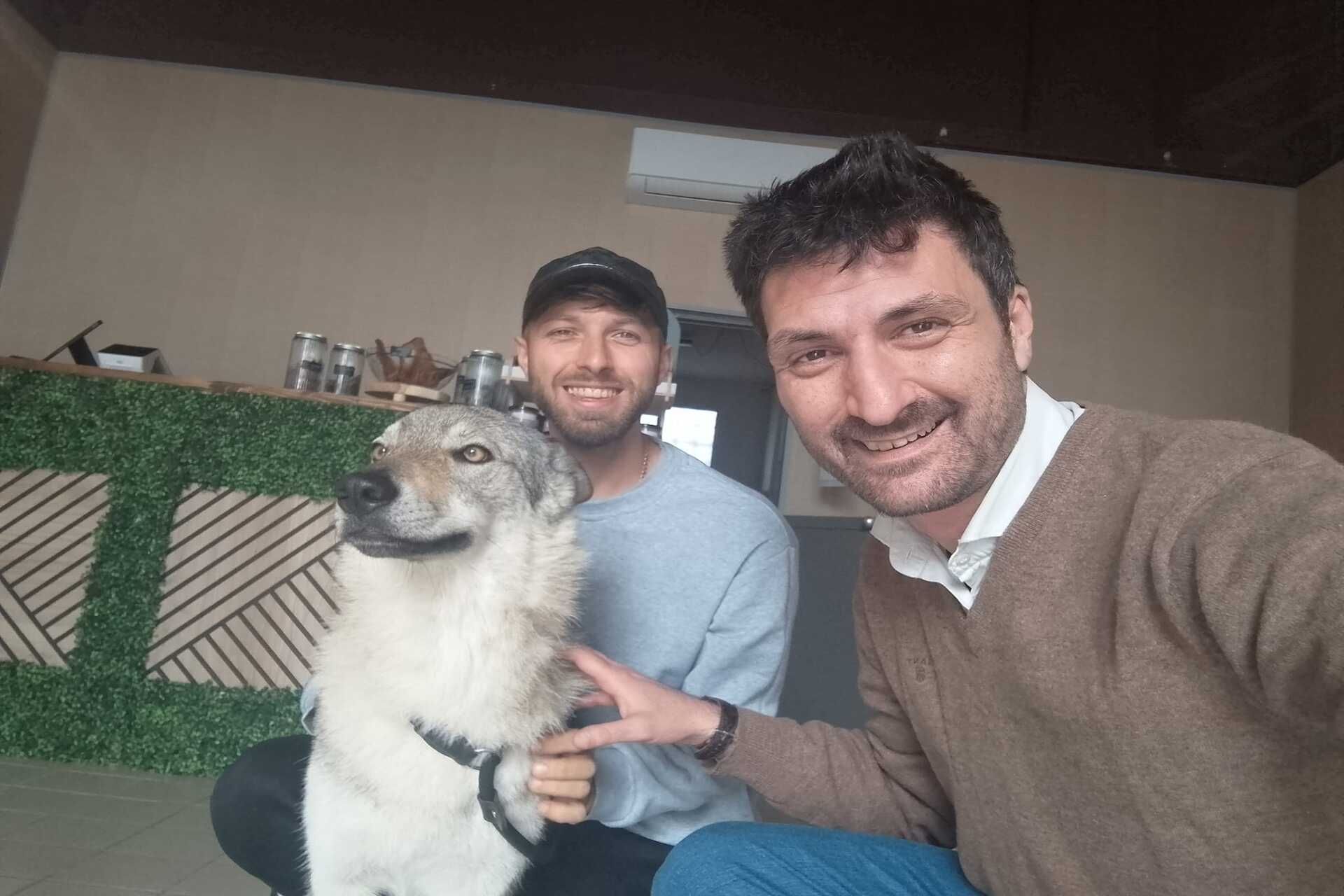 Un Cuore Grande per un Piccolo Amico: Benito del Baky Barf Salva un Gattino e Gli Dà una Nuova Speranza